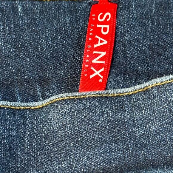 COPY - Spanx Women's Skinny Slightly Distressed Raw Hem Pull On Jeans Size Small - Picture 3 of 7